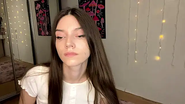 VeroniqueJaap - Show the collarbones in close‑up.