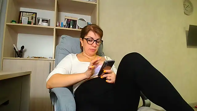 Brionia - The menu and private chat are active