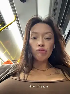 CityLynx - show and pull each nipple closeup
