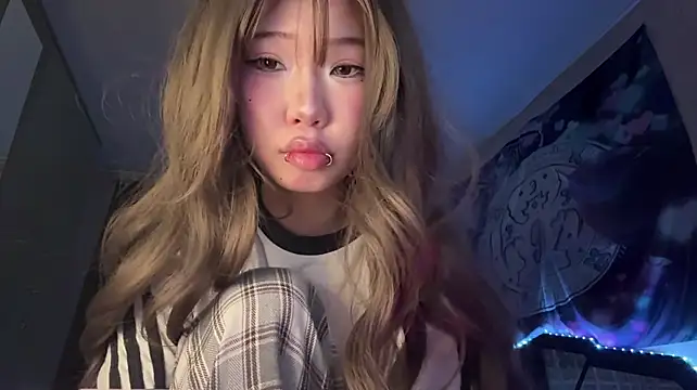 DelorasHemp - change my outfit <3