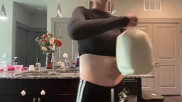 ItsKaylaa - oil my nipples and ass close to cam