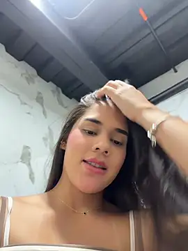 BellaLeclair_ - Play with my friend naked