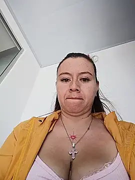 Hannah-colx - Removing a bra in public