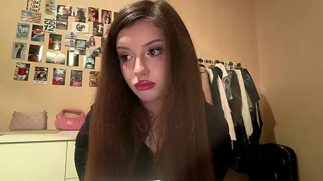 Ambercloudw - Bite lips close to cam😋