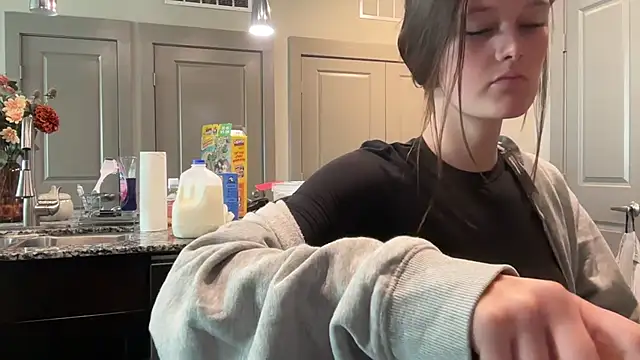ItsKaylaa - oil my nipples and ass close to cam