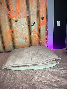 Maddie_01 - lick and spit on my nipples