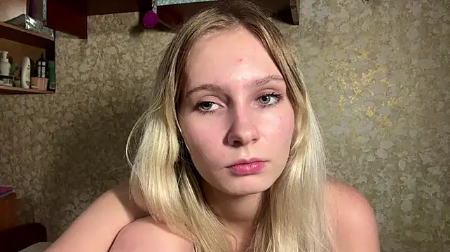LynnMontiel - flash my tits + squeeze