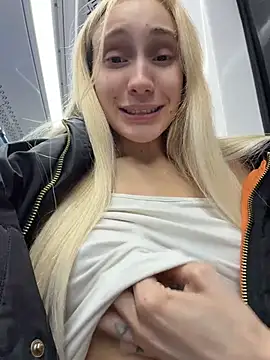 Pink_Kiss - Flash nipples in tram 🚋🥵