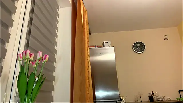 SilkPoutXvx - Tease you with my under boobs ❤️