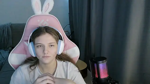 HelenMo0n - cute little wink