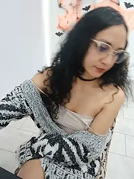 Alisoon_Queen - tits out for 2 minutes