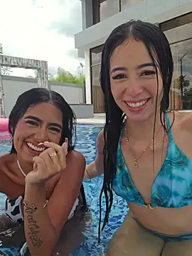 SAMY_AND_ARI - One girl show boobs in public