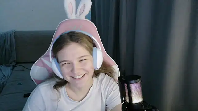 HelenMo0n - cute little wink