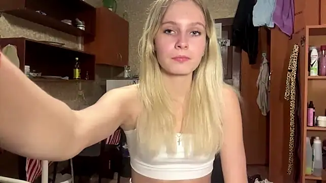LynnMontiel - flash my tits + squeeze