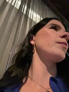 RoxiBlack - Finger Pussy in Lobby / tickt Show