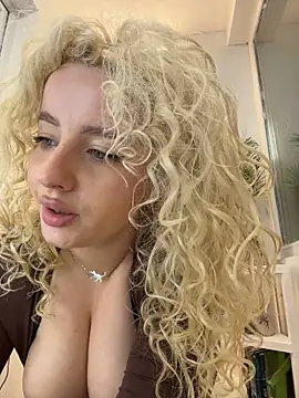 CurlyDaisy - flash boobs and massage them