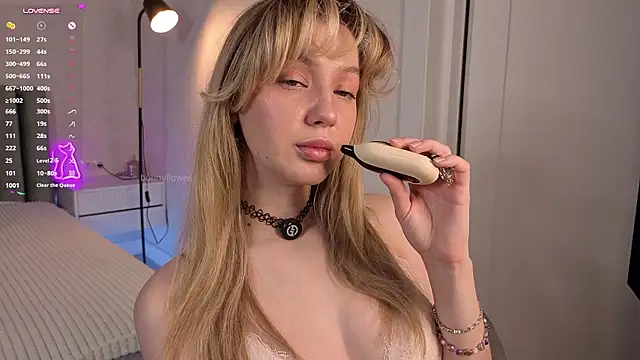 Bonnyfloweer - teasing with a bra and play with nipples