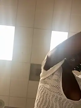 Thechocolatepeach - shower w me at gym