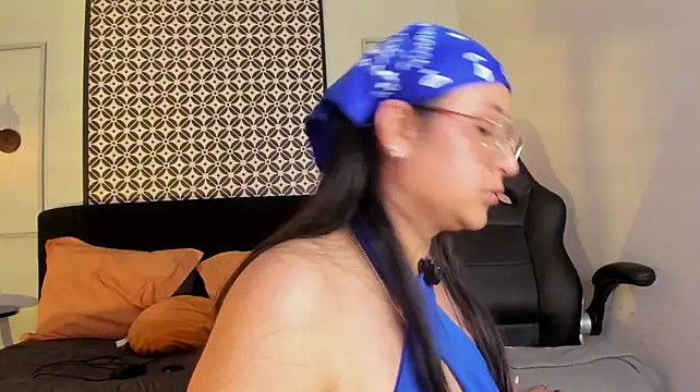 Amber_gold_ - squeeze nipples and saliva on my tits 😍