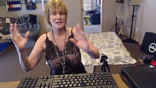 SindeeDix - naked with finger play