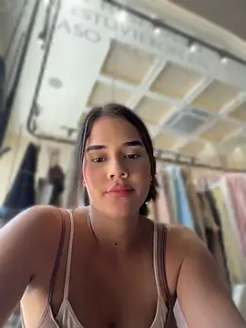 BellaLeclair_ - Squeeze my boobs