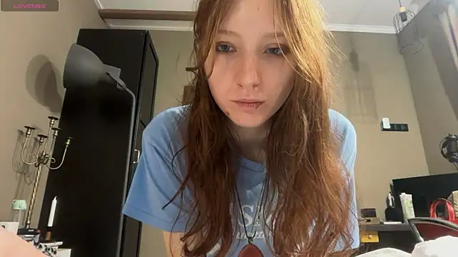 FlaviaDevost - Show my secy bra under t-shirt