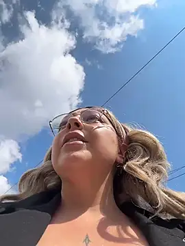 Bela-outdoor - Open ass + fingers