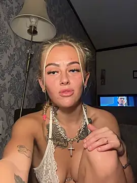 SquirtQueenNaughtyCourts - riding dildo😈😛