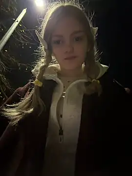 Elsawhere - show tongue + little saliva play 😻💦