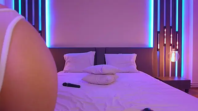ShySara - Fingering my pussy!