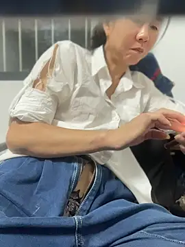 Li61316 - 完成目莉莉在窗台上尿尿！有哥哥会支持的吗？