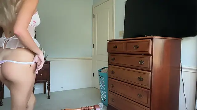 Itsquinnn - lotion my butt and squeezes!
