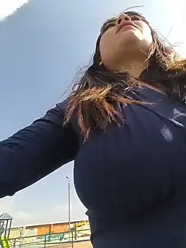 OUTDOORS_VELEN - Full naked under coat🍒