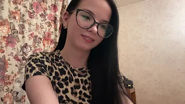 MargueritaRadwan - show my neck closer