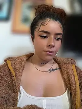 Hally-jensen1 - Tits free on balcony🔥