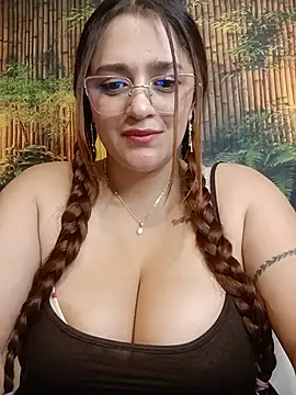 Hanna__a - Tits out + spitting in public
