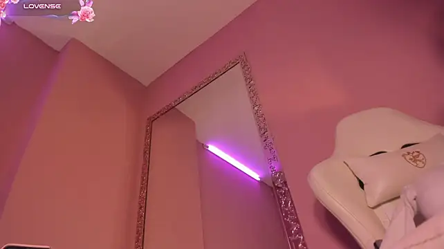 EmmilyClark - show of saliva