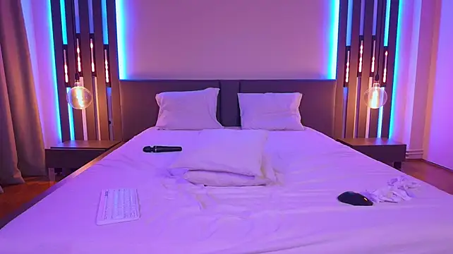 ShySara - Fingering my pussy!