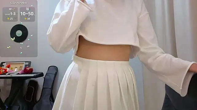LoriYates - topless and play with nipples