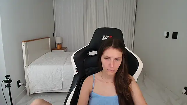 Upssnowy - Show ass no panties