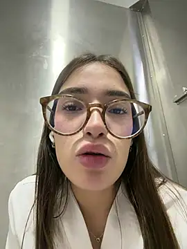 Sweet_Milaa1 - BLOW JOB + SALIVA IN THE BATHROOM
