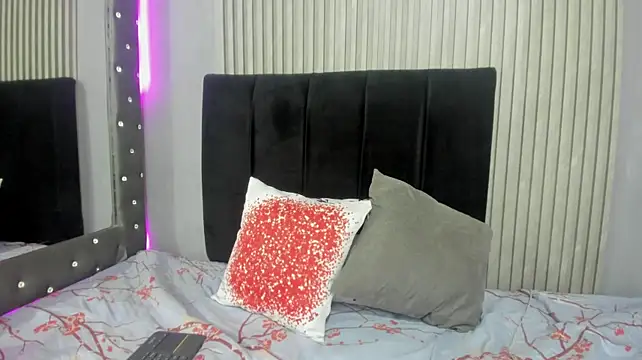 Paulinna_Curvy - show my pussy close to cam
