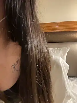 JAsMinE678 - Squirt + ride dildo in group show