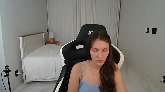 Upssnowy - Show ass no panties