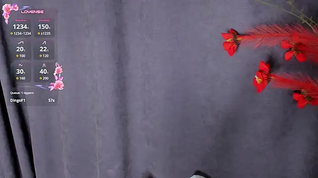 Karinisse - squize tits