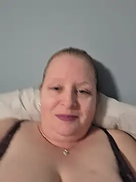 CanadianQueen1973 - Show legs