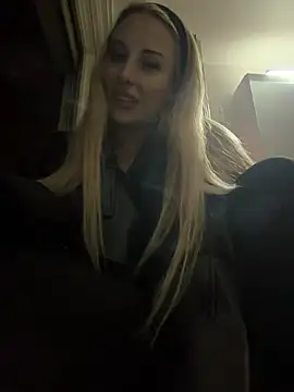SarahWildy - Squezze my boobs💦