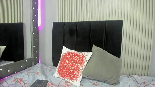 Paulinna_Curvy - show my pussy close to cam