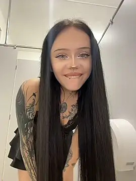 Sukidaa - Underboob view moans in toilet