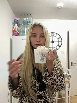 Summerblue_ - Boobs out 5 mins 😈